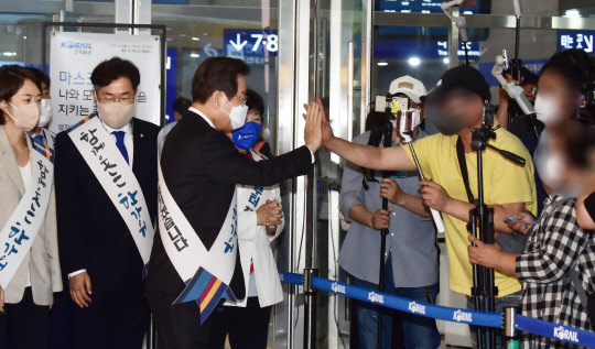 이재명 더불어민주당 대표가 지난 8일 오전 추석 명절을 앞두고 서울 용산구 용산역을 찾아 귀성객들에게 인사하기 전 지지자들과 인사하고 있다. <국회사진기자단>